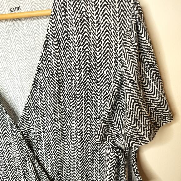 EVRI Faux Wrap Top Black White Chevron Stretch Knit - Picture 4 of 6